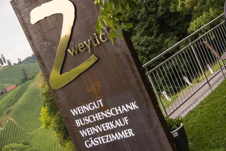 Weingut Gästezimmer Zweytick Robert Ratsch an der Weinstraße Exterior foto