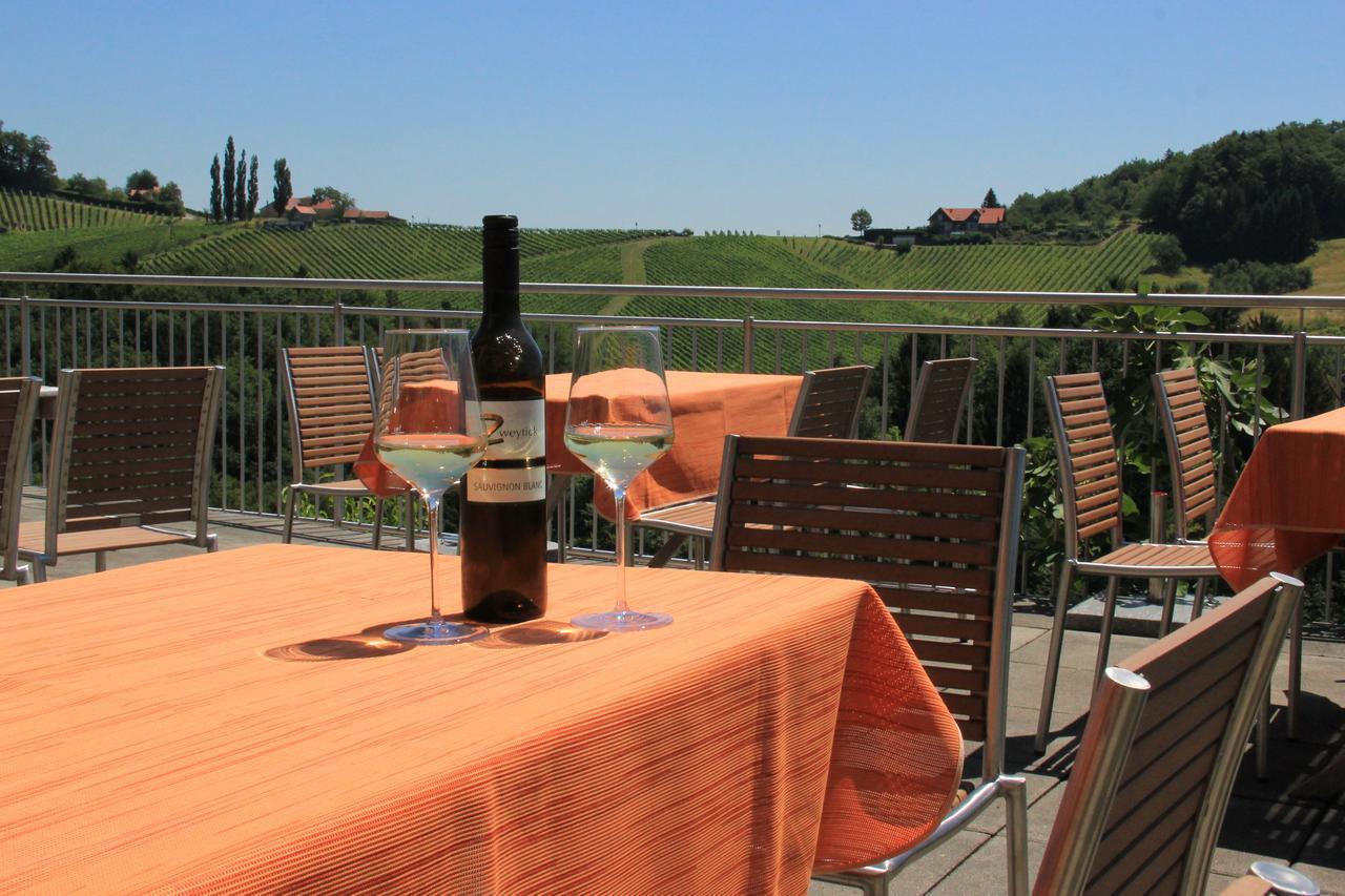 Weingut Gästezimmer Zweytick Robert Ratsch an der Weinstraße Exterior foto