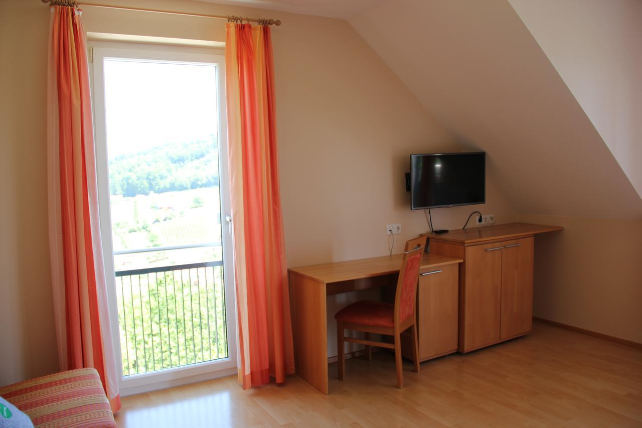 Weingut Gästezimmer Zweytick Robert Ratsch an der Weinstraße Exterior foto